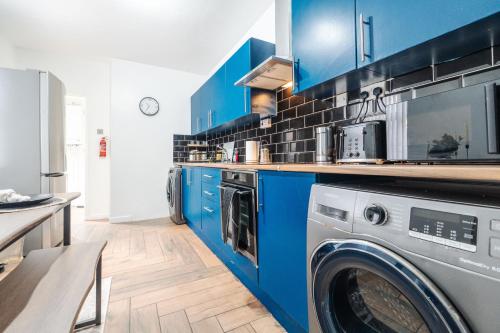 Newly Renovated 4BR House with lots of amenities, Liverpool (photo 9)