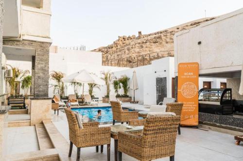 Uima-allas, Crystal pyramid inn in Giza