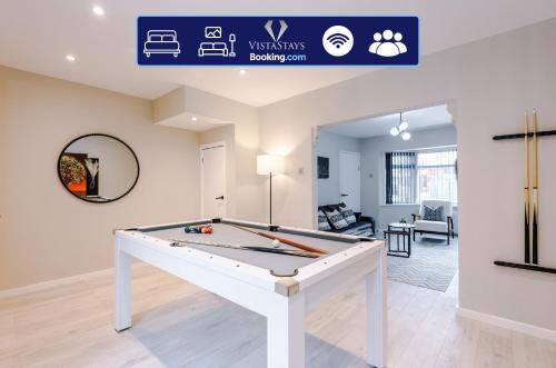 Stylish 3BDR House By Vista Stays Short Lets & Serviced Accommodation Manchester With Free Parking, Pool Table and PS4, Manchester