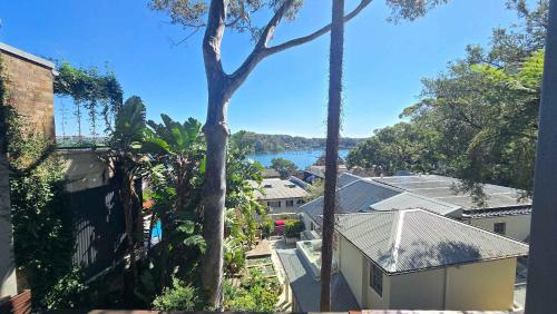 Stylish 1-Bed escape with views across Berrys Bay 