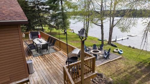 Lake Front ~ Firepit ~ Kayaks ~ SUPs ~ Yard Games