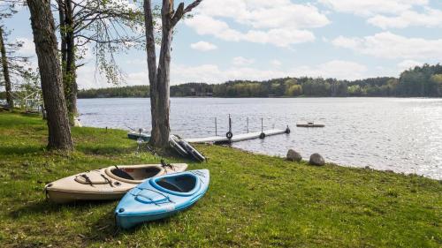 Lake Front ~ Firepit ~ Kayaks ~ SUPs ~ Yard Games - image 7