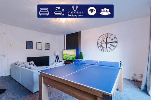 Spacious 4BDR House By Vista Stays Short Lets & Serviced Accommodation Manchester With Driveway Parking & Pool Table, Manchester