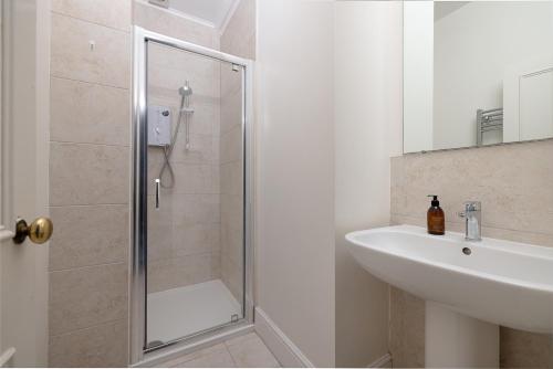 Lovely Georgian 2-bed apartment in Historic Bath, Bath (photo 2)