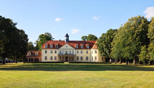 Hotel garni Schloss Grochwitz 16.4km von Zum Waldbad entfernt