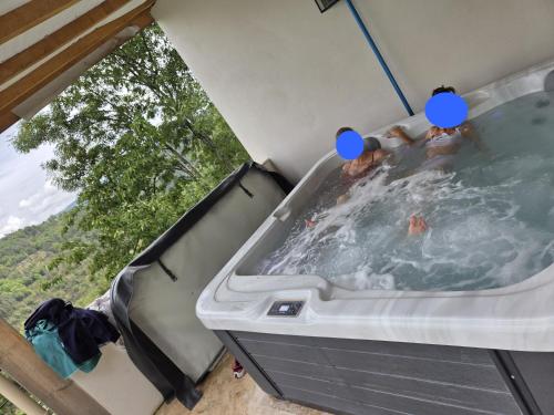 Kümblustünn, Maison Ardèche, Piscine chauffée, Jacuzzi, Nature et Calme 10-12p (Maison Ardeche, Piscine chauffee, Jacuzzi, Nature et Calme 10-12p) in Vernoux-en-Vivarais
