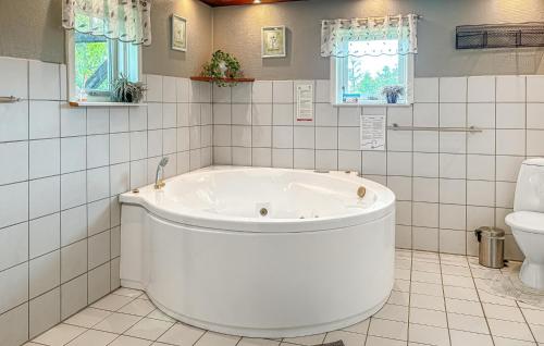 Fürdőszoba, Awesome Home In Farsø With Sauna in Ertebolle