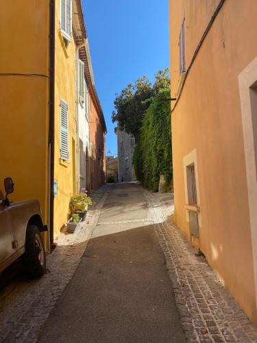 Lumineux appartement au centre historique, Hyères (Lumineux appartement au centre historique, Hyeres) in 伊埃雷市中心