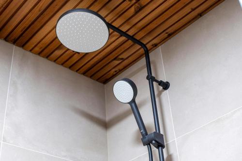 ฝักบัว, Central Apartment for 2 in คอกโกลา คาเลอบี