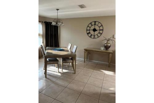 . Minutes to Shopping, Dining and Fun Family Stay - Sleeps 6