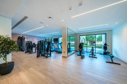 Highest floor - 5 mins walk to Dubai Mall and Burj Khalifa - image 3