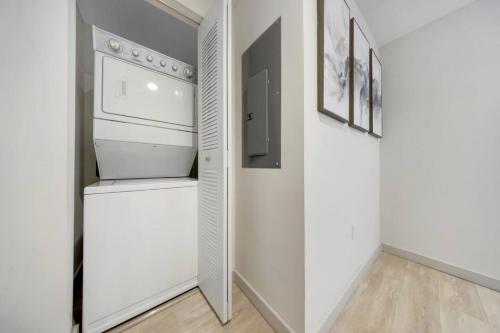 Modern Palmera in DTWN 3 Min From Las Olas - image 3