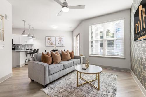 Contemporary Living 5 Min From Downtown