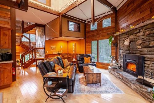 MapleCastle == HotTub, RiverSide, IndoorHummock, FirePlace, BackYard