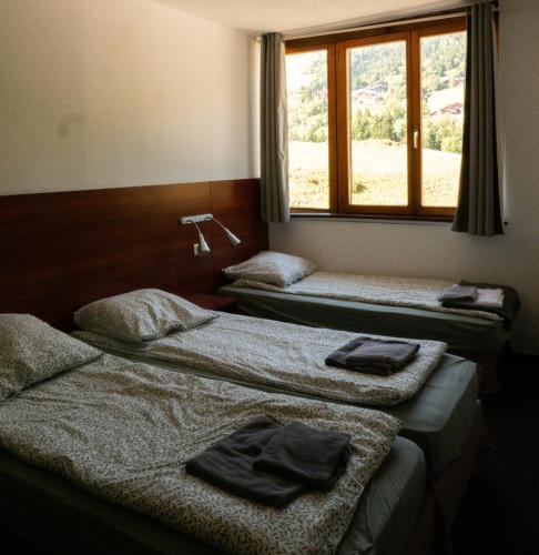 1 queen bed, 1 twin bed