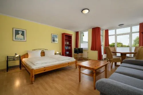 Ferienapartment Abendsonne mit direktem Seeblick und Terasse in Waren Müritz, Deutschland