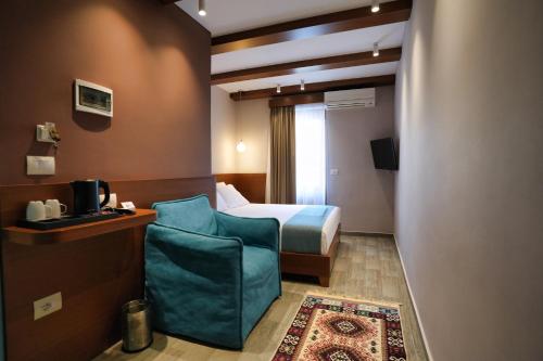 1 queen bed, 1 sofa bed