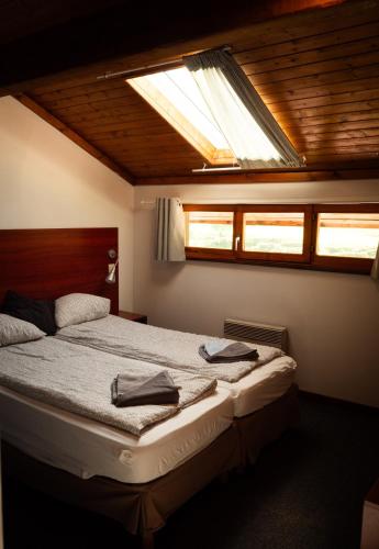 2 twin beds