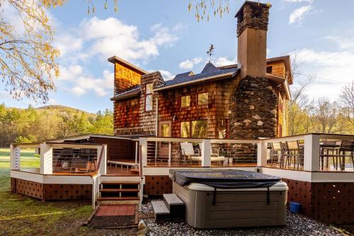 Viesnīcas āriene, MapleCastle == HotTub, RiverSide, IndoorHummock, FirePlace, BackYard in Ročestera (VT)