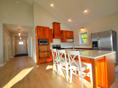 Кухня, Comfortable and Modern Cabin Rental on Lake Red Rock near Pella, Iowa in Пелла (Айова )