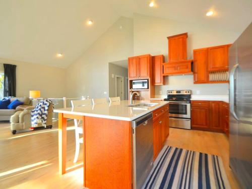 Кухня, Comfortable and Modern Cabin Rental on Lake Red Rock near Pella, Iowa in Пелла (Айова )