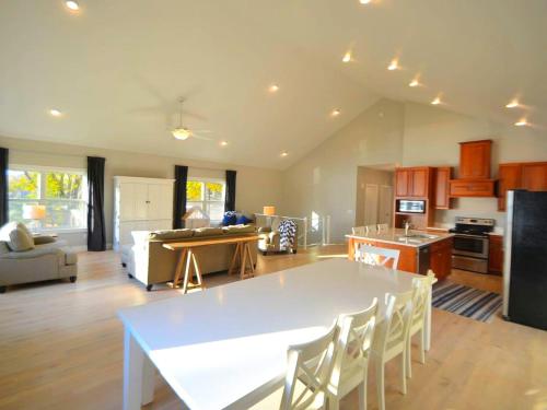 Кухня, Comfortable and Modern Cabin Rental on Lake Red Rock near Pella, Iowa in Пелла (Айова )