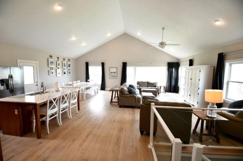 Comfortable and Modern Cabin Rental on Lake Red Rock near Pella, Iowa in Пелла (Айова )