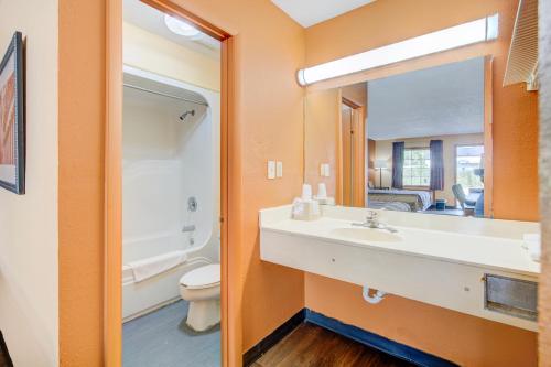 Hotel O Deluxe Inn Kingstree SC HWY 52 - image 12
