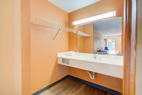 Hotel O Deluxe Inn Kingstree SC HWY 52 - image 14