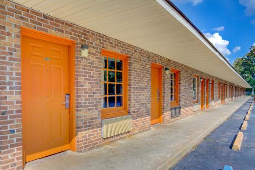 Hotel O Deluxe Inn Kingstree SC HWY 52 - image 3