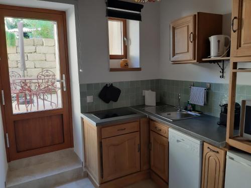 keuken, A fleur de rue appartement climatisé Uzès centre (A fleur de rue appartement climatise Uzes centre) in Uzes