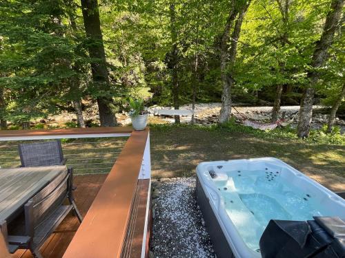 Apkārtne, MapleCastle == HotTub, RiverSide, IndoorHummock, FirePlace, BackYard in Ročestera (VT)