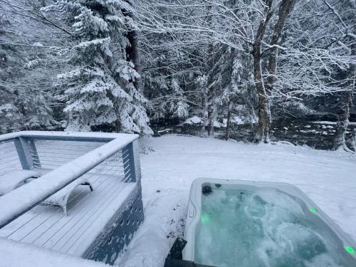 Apkārtne, MapleCastle == HotTub, RiverSide, IndoorHummock, FirePlace, BackYard in Ročestera (VT)