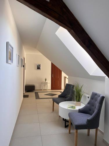 2 bedrooms, 5 beds