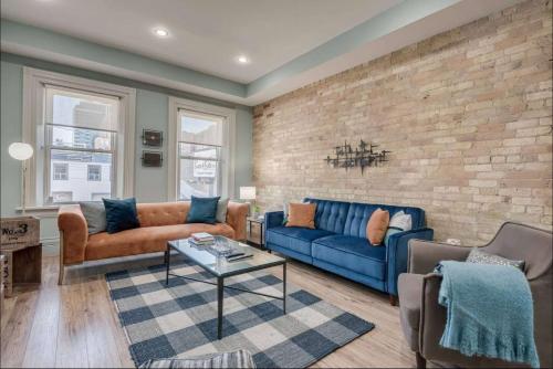 Modern Industrial Suite w Private Patio - The Roland