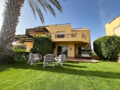 Charming beachside 5BDR Villa in Einbay