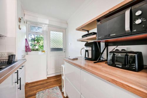 Riverside 1 Bed Flat with Parking at Kingston in Kingston upon Thames