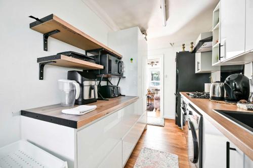 Riverside 1 Bed Flat with Parking at Kingston in Kingston upon Thames