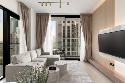 Private Pool Retreat Chic 2BR Sleeps 8, Dubai