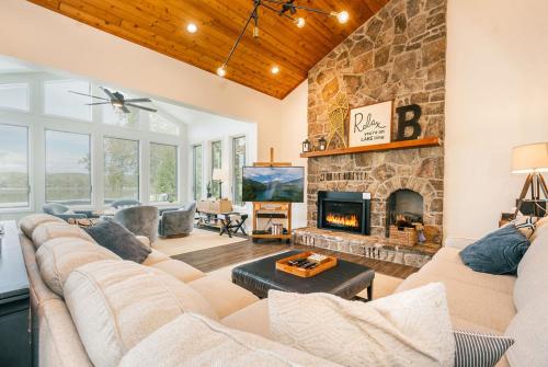 Reel Chill- 4 bedroom home with Dock, Swimspa, Hot tub!