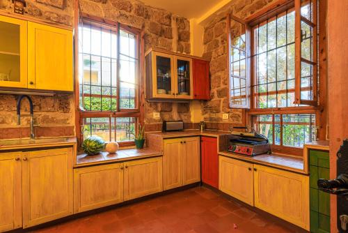 Cozinha, Dar Asmat Batroun Charming 3-Bedroom Stone Home Steps from Old Town & Beach in Batroun