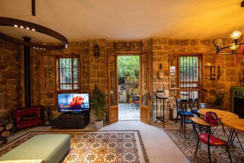 Sala de estar / sala de TV, Dar Asmat Batroun Charming 3-Bedroom Stone Home Steps from Old Town & Beach in Batroun