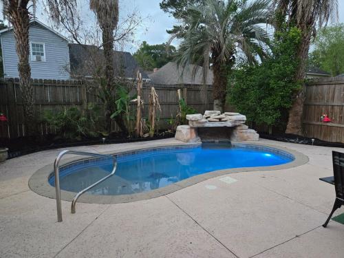 Basen, The University of South Alabama Poolside Getaway 'Veteran Own Business ' in Winthrop Square