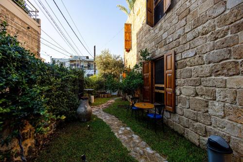 Vista Exterior, Dar Asmat Batroun Charming 3-Bedroom Stone Home Steps from Old Town & Beach in Batroun