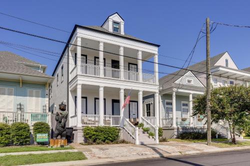 Southern Colonial Escape w/ Pool in NOLA! – khách sạn tại Algiers