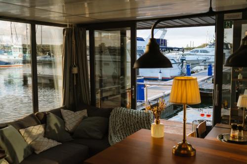 La Petite Foret Houseboat On The Isle Of Wight in Newport North