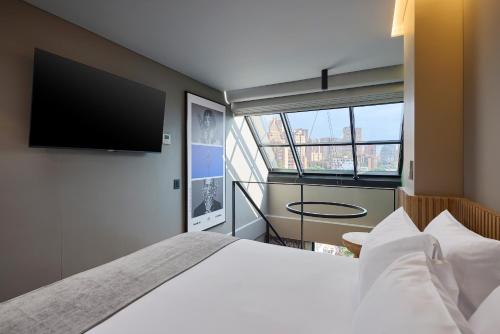 room detail thumbnail 2
