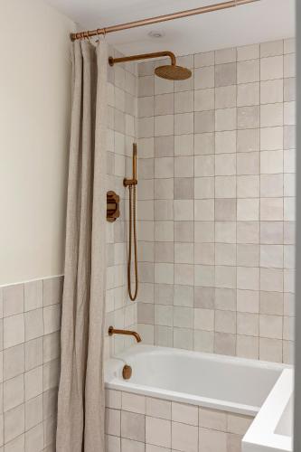 Charming Family Retreat 4BR Marylebone - image 11