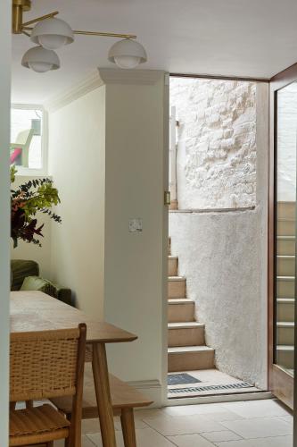 Charming Family Retreat 4BR Marylebone - image 4