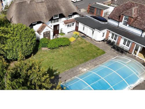 Beautiful Thatched Cottage with Outdoor Pool, Secure Garden, Dog & Family Friendly! Chichester Holiday Properties gîte à louer Bosham Railway Station